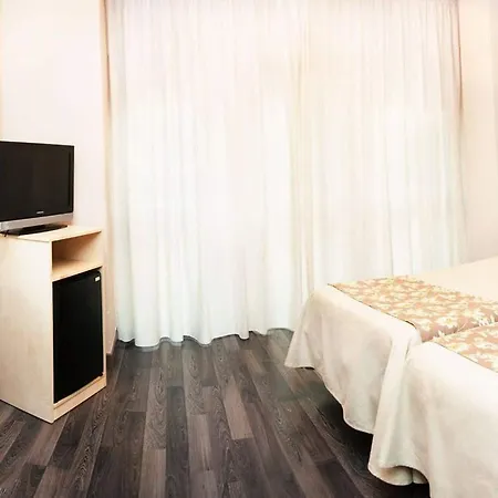 Universal By Maxi Hotel 3*
